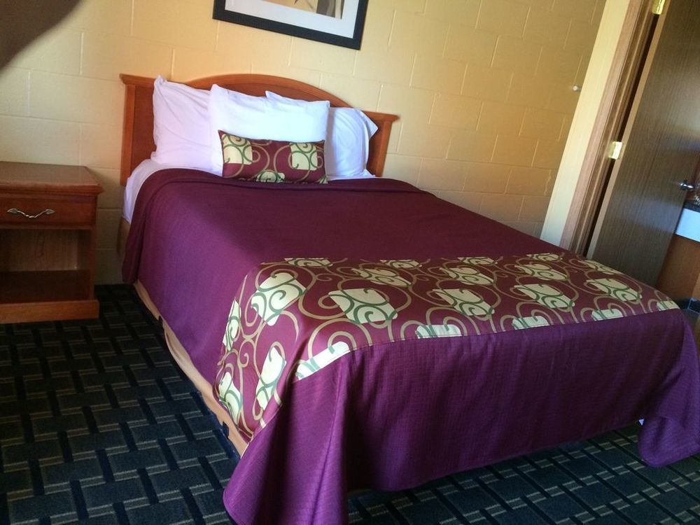 Sleep-Ees Inn, Saginaw & Shields Room photo