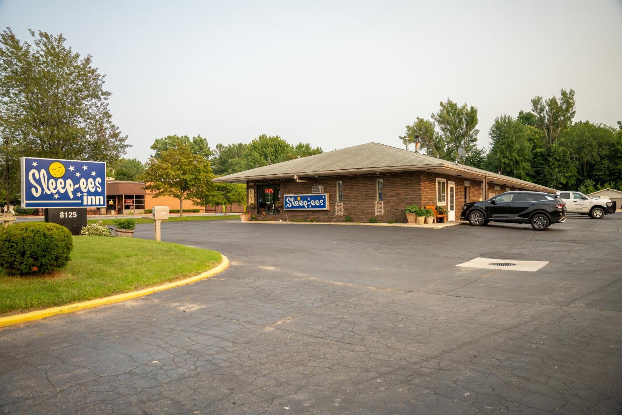 Sleep-Ees Inn, Saginaw & Frankenmuth Exterior photo