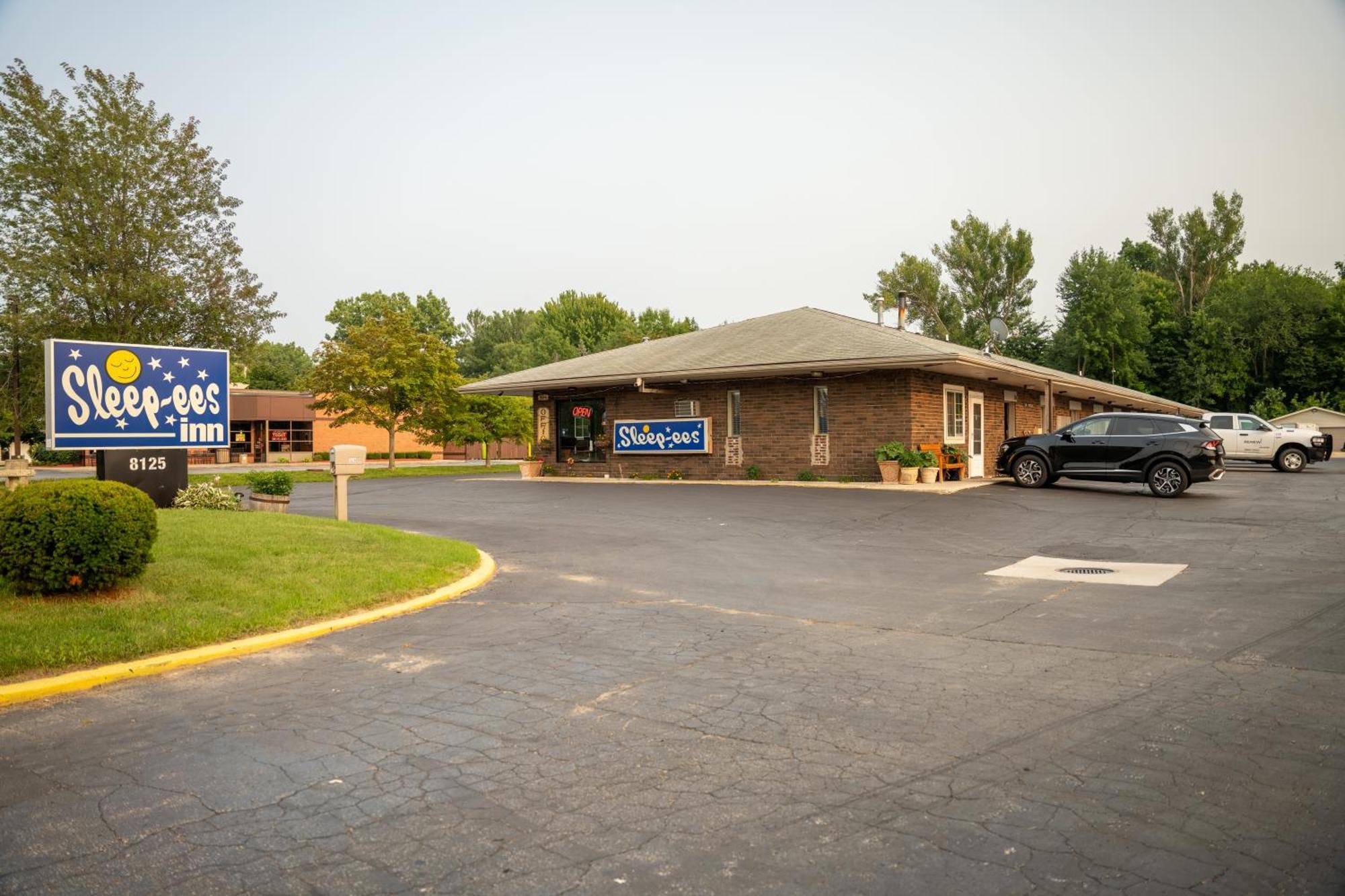 Sleep-Ees Inn, Saginaw & Shields Exterior photo