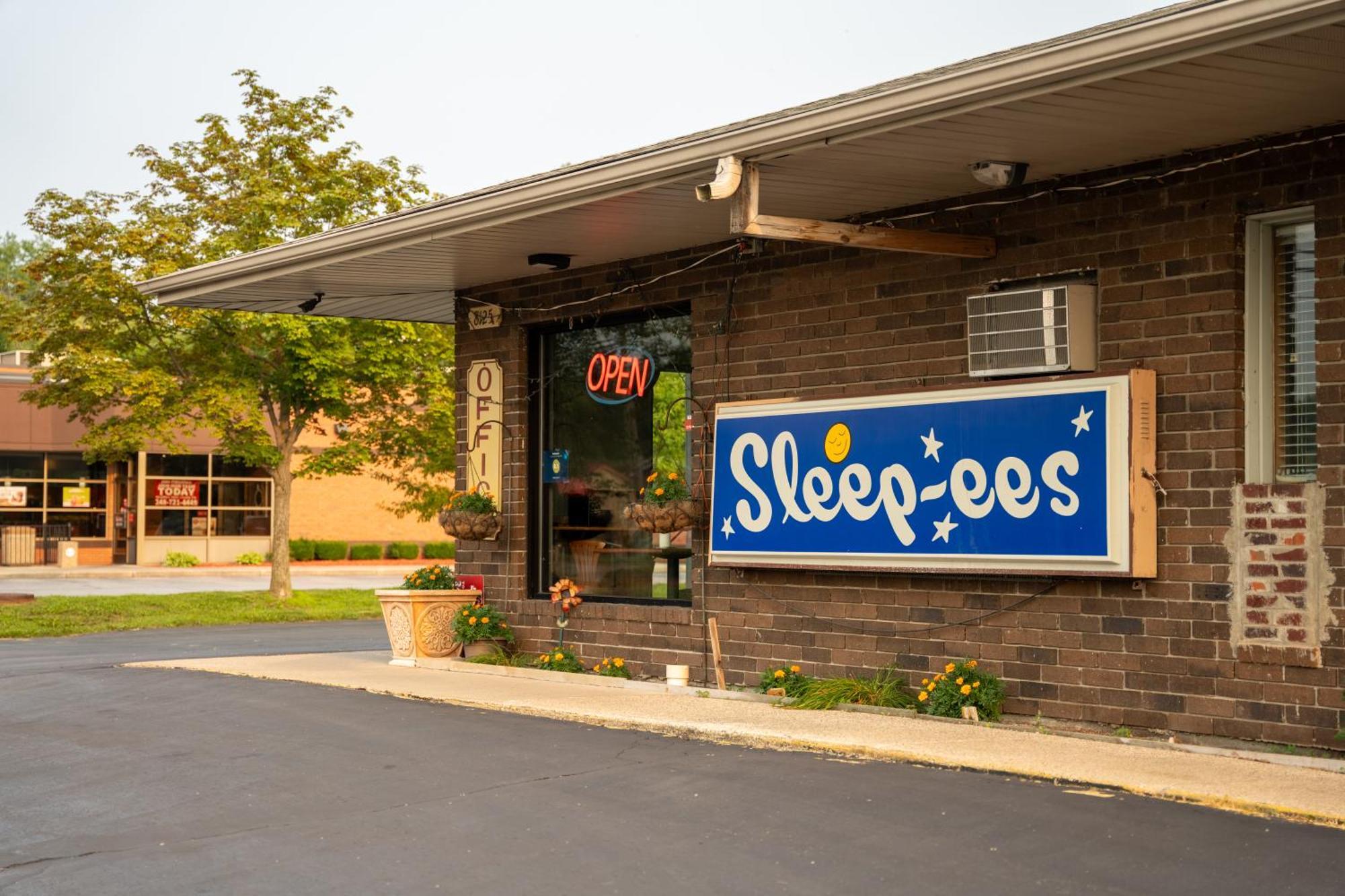 Sleep-Ees Inn, Saginaw & Shields Exterior photo