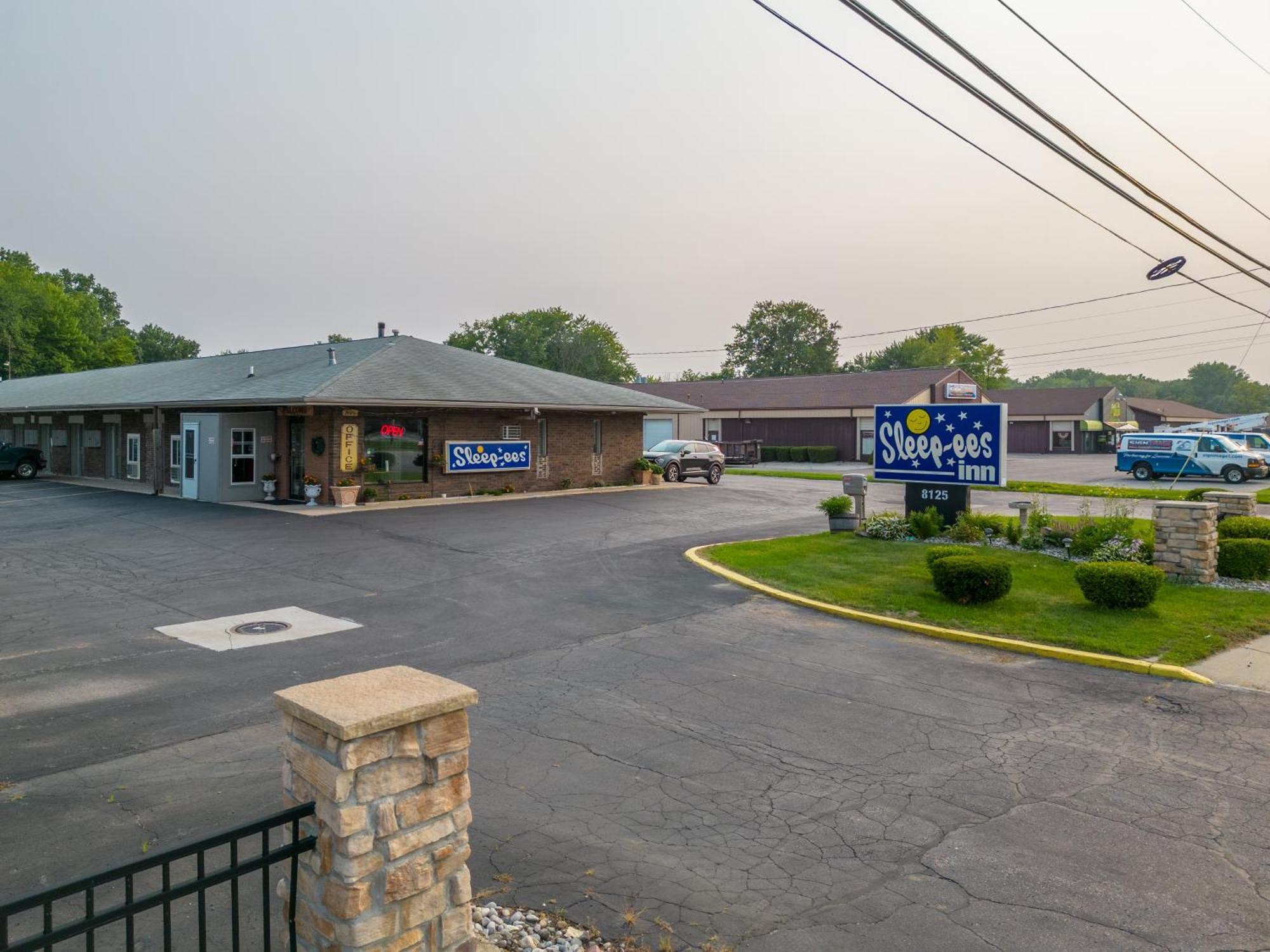 Sleep-Ees Inn, Saginaw & Shields Exterior photo