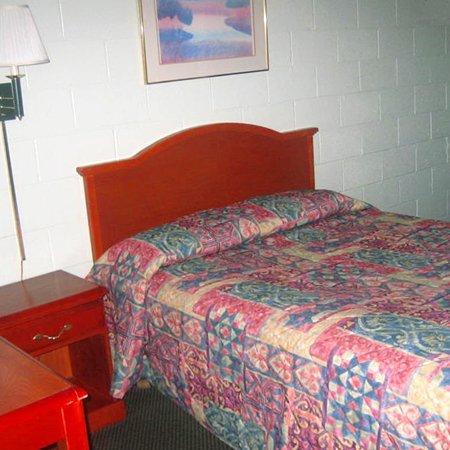 Sleep-Ees Inn, Saginaw & Shields Room photo