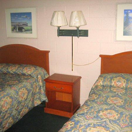 Sleep-Ees Inn, Saginaw & Shields Room photo